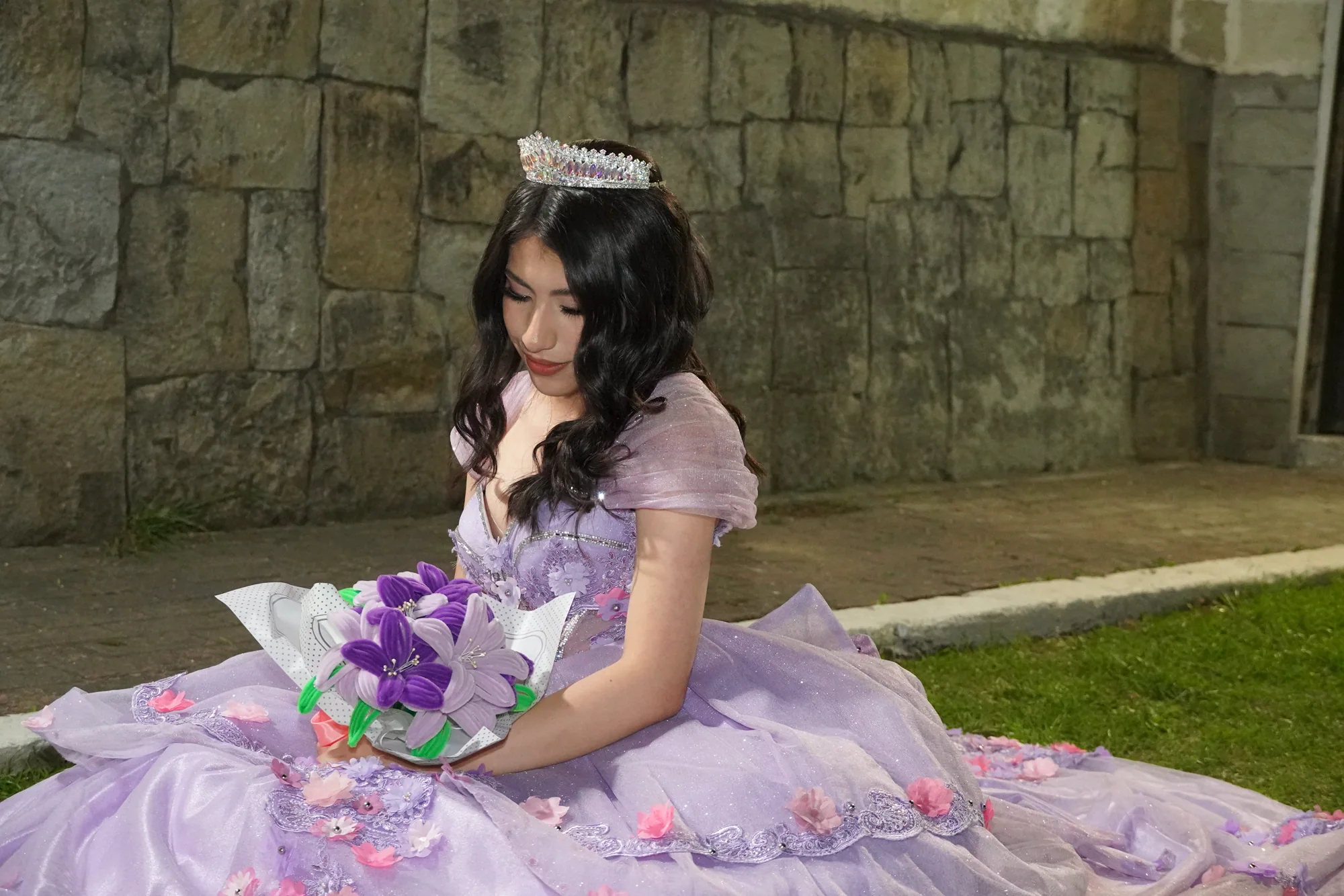 Leyre con un ramo de flores